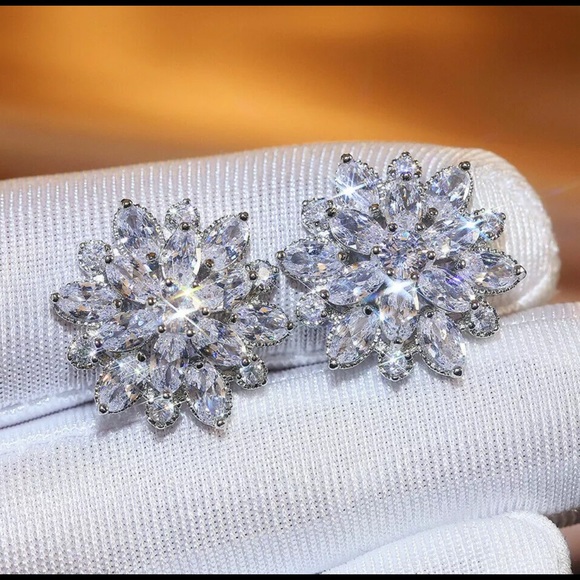 Earrings - Picture 6 of 7